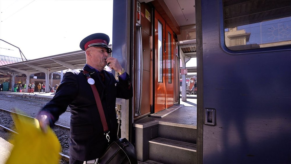 Un mecanic de tren a plecat din Stația Bușteni fără controlor și mai mulți pasageri. Când și-a dat seama 