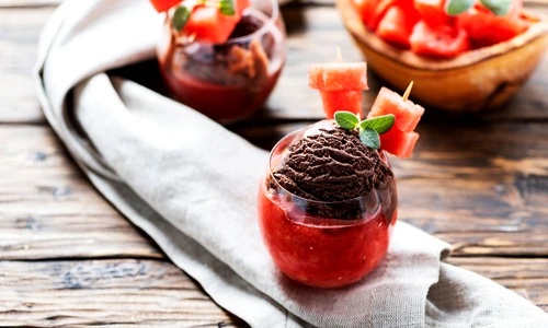 Sorbet de pepene rosu cu inghetata  Sursa foto shutterstock 1147938374 jpg