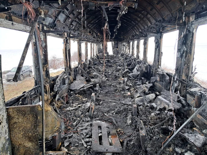 Ultimul vagon al unui tren de călători s-a făcut scrum FOTO: Ionelia Nucă
