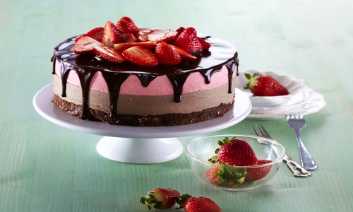 Layered gateau (cake) with custard and strawberries jpeg