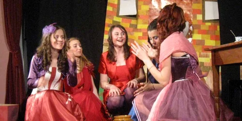 Elevii vor putea pregăti spectacole de teatru pentru colegii din alte clase