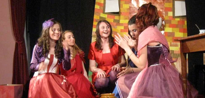 Elevii vor putea pregăti spectacole de teatru pentru colegii din alte clase