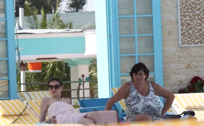 Bona Irinucăi nu a scăpat-o din ochi pe micuţă la piscinăfoto: Mihai Ionescu
