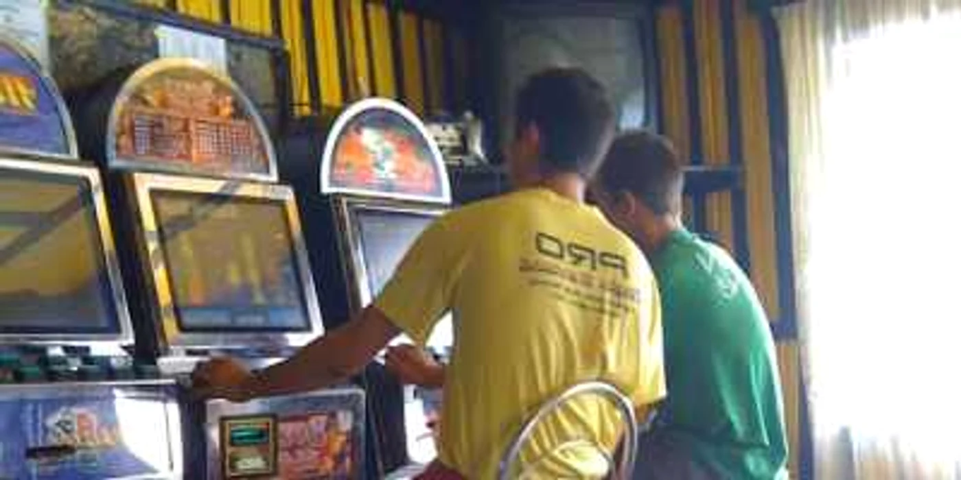 Tot mai mulţi hunedoreni cad pradă acestui viciu.