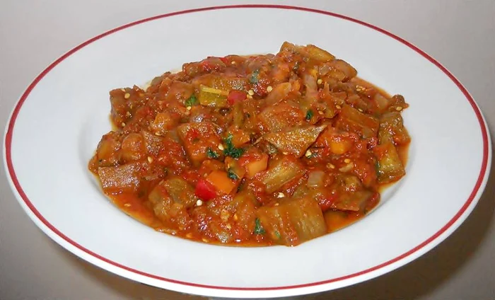 Tocănița de vinete cu gogoșari și ceapă Foto: Facebook