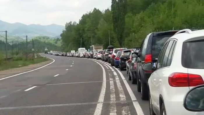 
    Drumul spre stațiunile din Valea Prahovei au devenit din nou aglomerate  