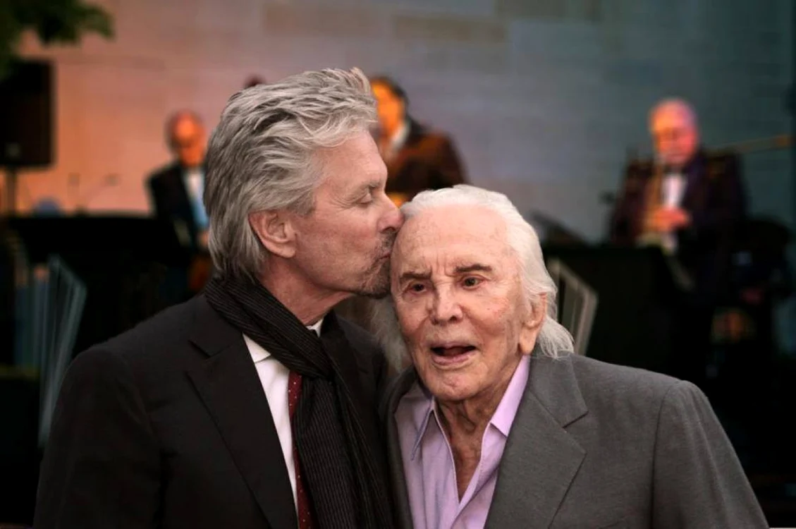 Michael Douglas şi-a înmormântat tatăl, pe Kirk Douglas FOTO Facebook Michael Douglas