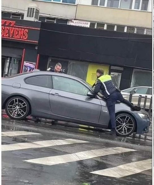 Modul inedit în care un polițist a imobilizat un șofer fără permis, care conducea o mașină cu numere false VIDEO