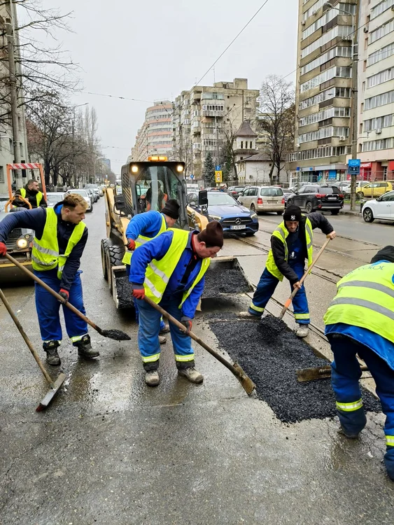A început plombarea celor 585 de gropi de pe străzile afectate. FOTO: Facebook/Primăria București