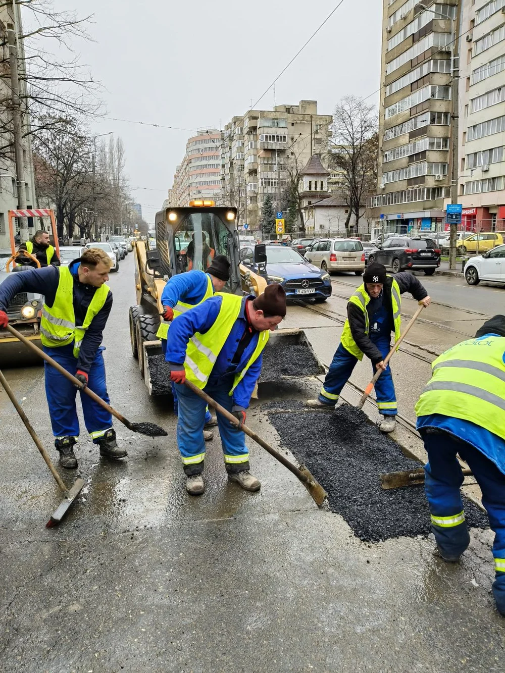 Primăria București a început plombarea celor 585 de gropi de pe străzile afectate de iarnă