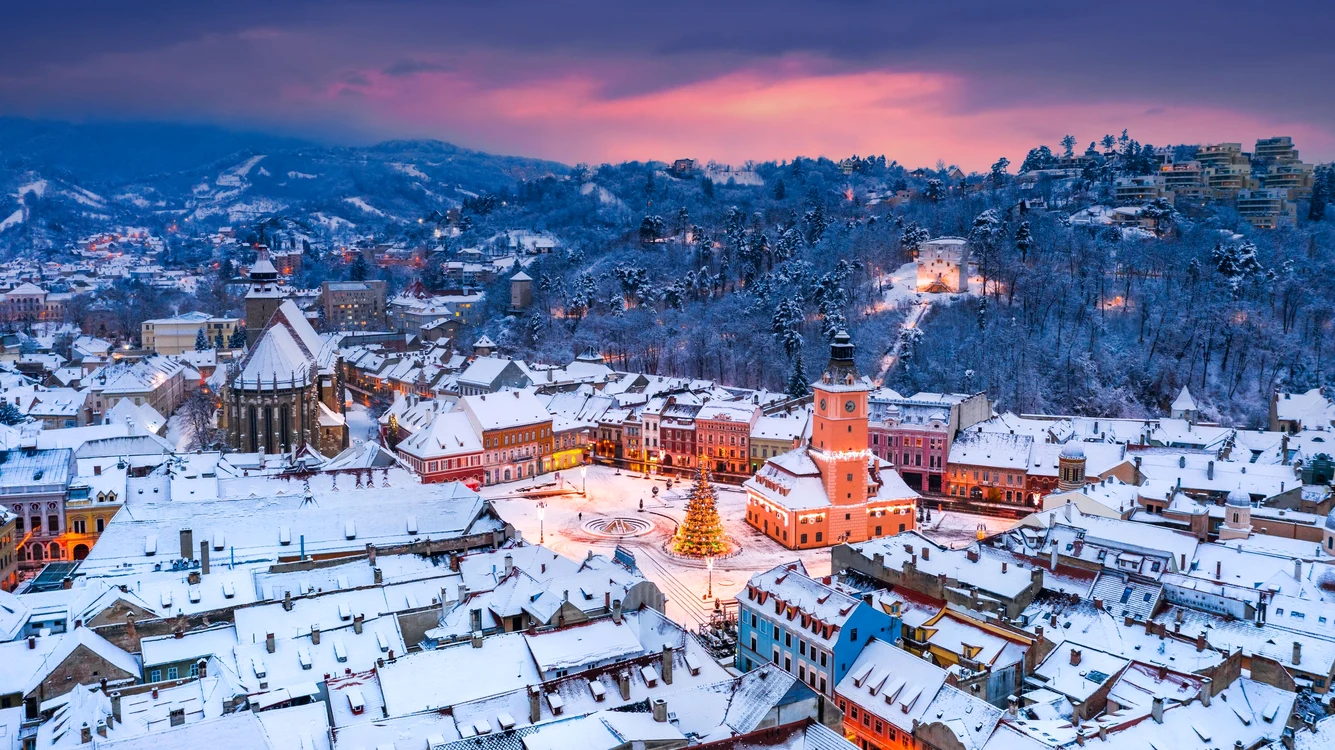 În primele nouă luni, 1167,4 mii de turiști străini s-au cazat în România. Imagine din Brașov 