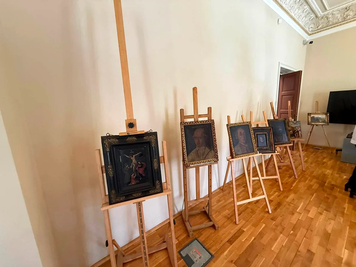 Ceremonia oficială de predare către autoritățile italiene a zece opere de artă recuperate de autoritățile române (© Muzeul Municipiului București)