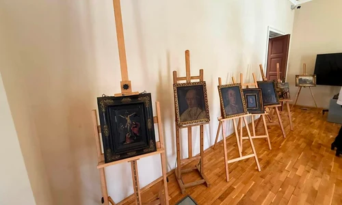 Ceremonia oficială de predare către autoritățile italiene a zece opere de artă recuperate de autoritățile române (© Muzeul Municipiului București)