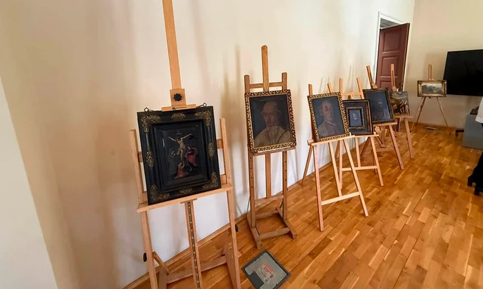 Ceremonia oficială de predare către autoritățile italiene a zece opere de artă recuperate de autoritățile române (© Muzeul Municipiului București)