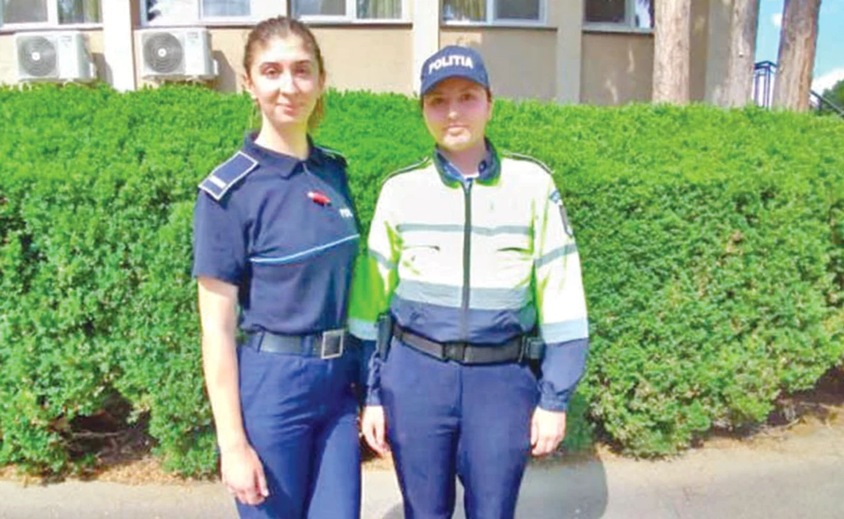 
    Andreea Timofte şi Andreea Ciobanu, mândre de uniformăFoto: suceavalive.ro  