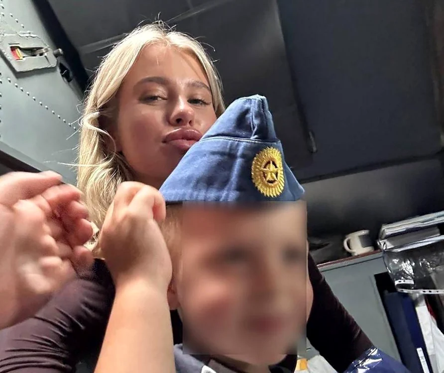 Maria Șalaeva alături de fiul ei în interiorul unui avion de transport militar FOTO: Instagram