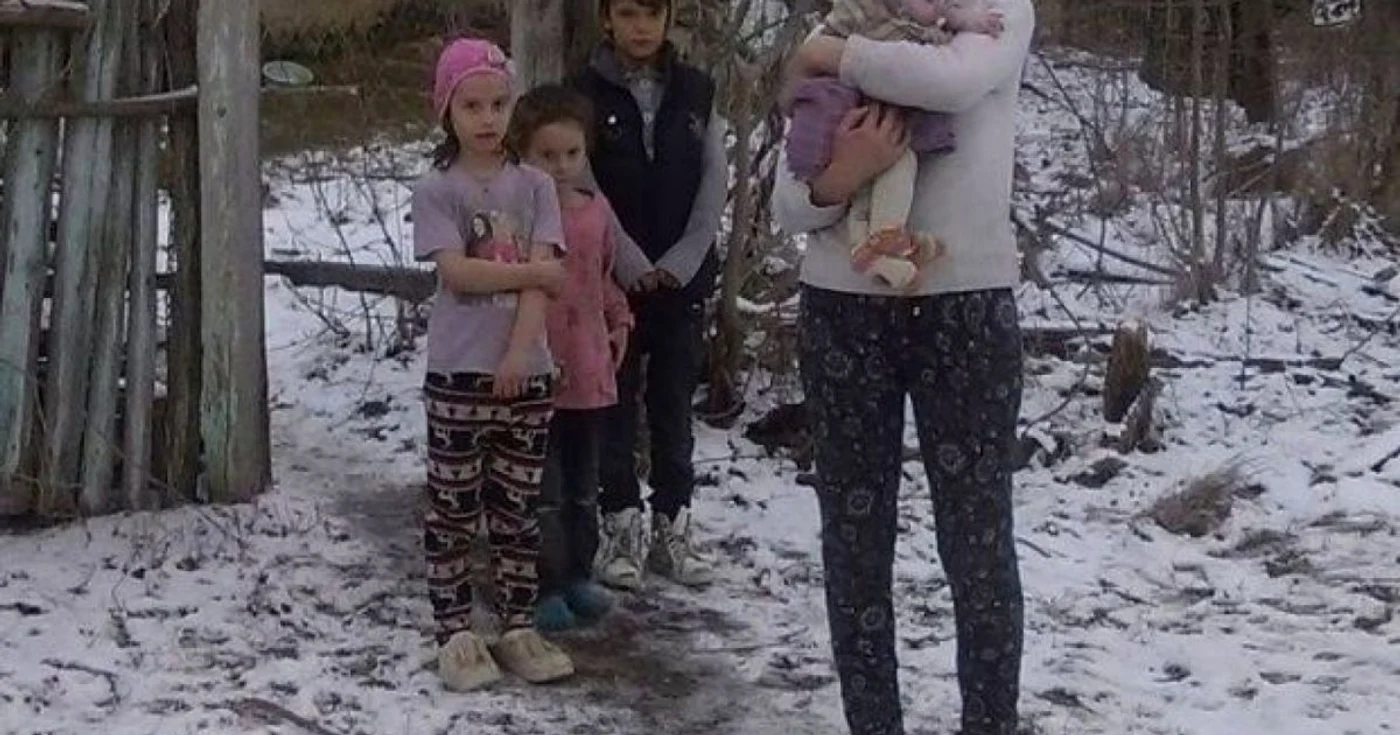 Cei 4 frăţiori locuiesc cu mama lor într-o casă părăsită 
