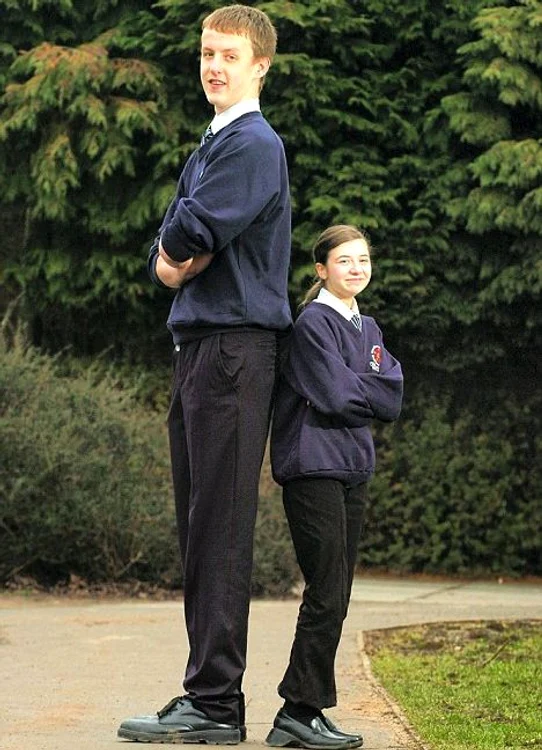 Bradley Fisher (2,10 metri) alături de cea mai scundă colegă, Zoe McDermott - 1,37 metri (foto DailyMail)