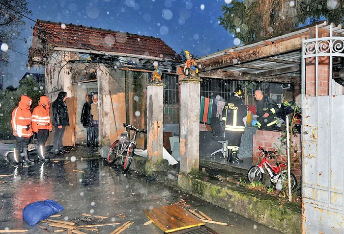 
    Casa a fost  distrusă de flăcări  