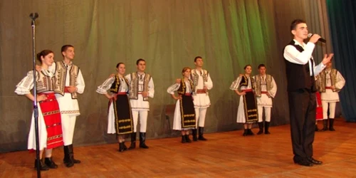 La emisiunea-concurs sunt invitaţi să participe tineri interpreţi de muzică populară din toată ţara. Foto: Arhivă