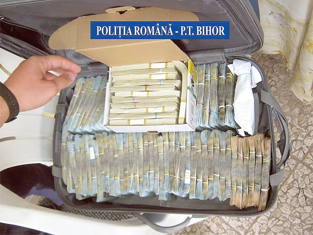 
    O parte din  banii găsiţi la  domiciliul  doctorilor  