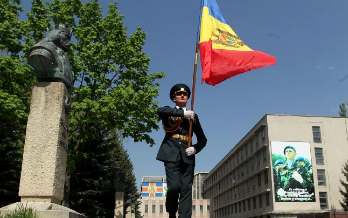 Albastrul de pe tricolorul moldovenesc a fost inspirat din albastrul de Voroneţ