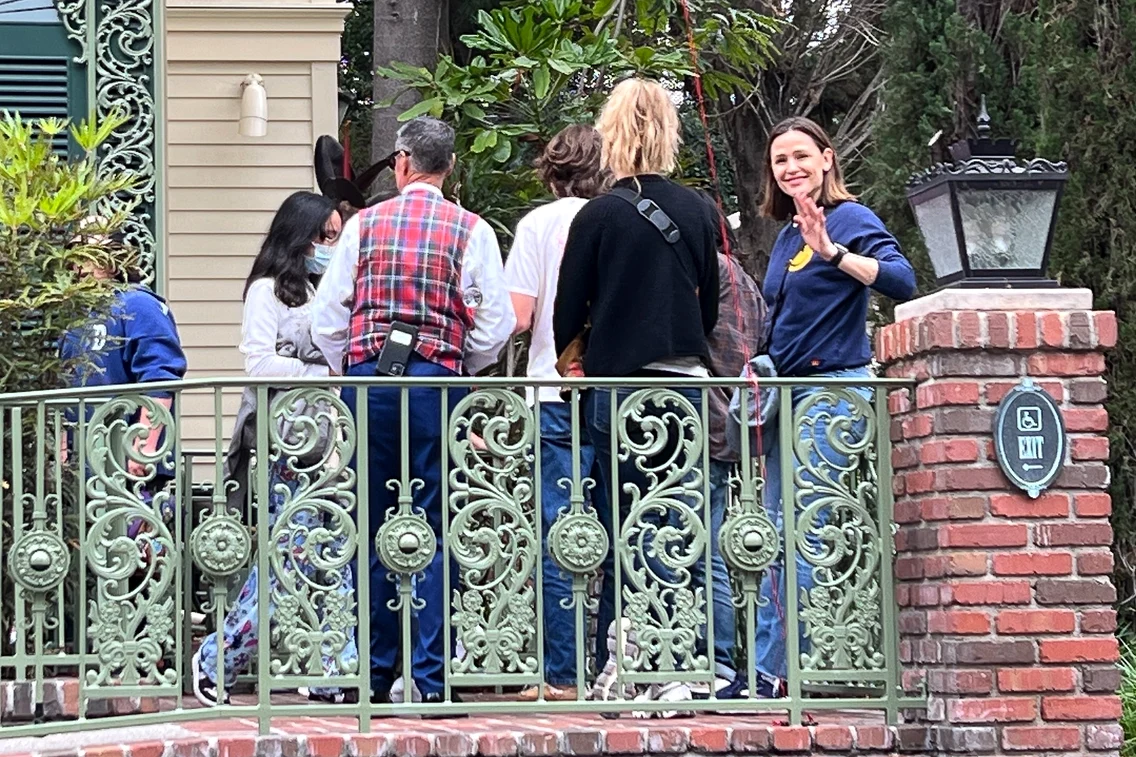 Jennifer Garner a dus fetele la Disneyland, Profimedia