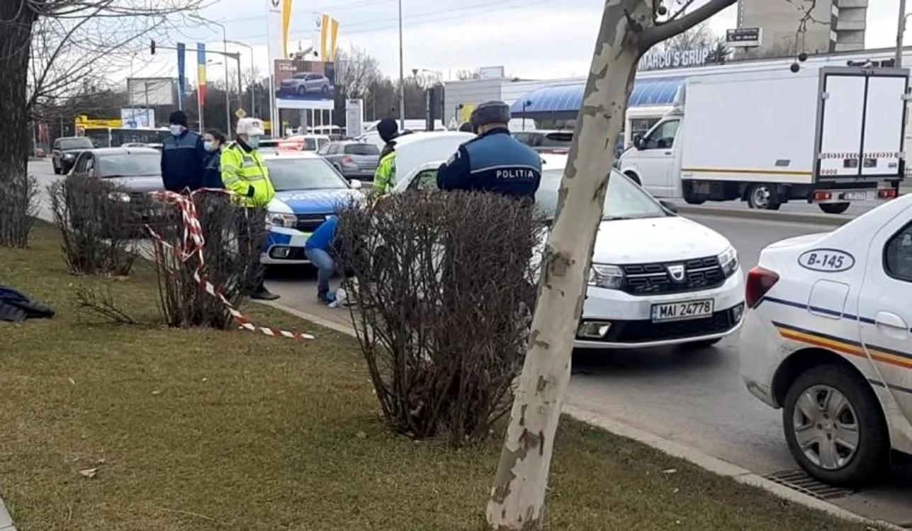 
    Falșii polițiști opreau șoferii în trafic și îi amendau  FOTO: Antena 3  