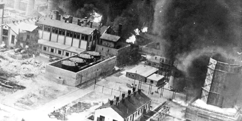 Rafinăria Astra Română lovită de bombele aruncate de un avion B-24 Liberator (© United States Army Center of Military History)