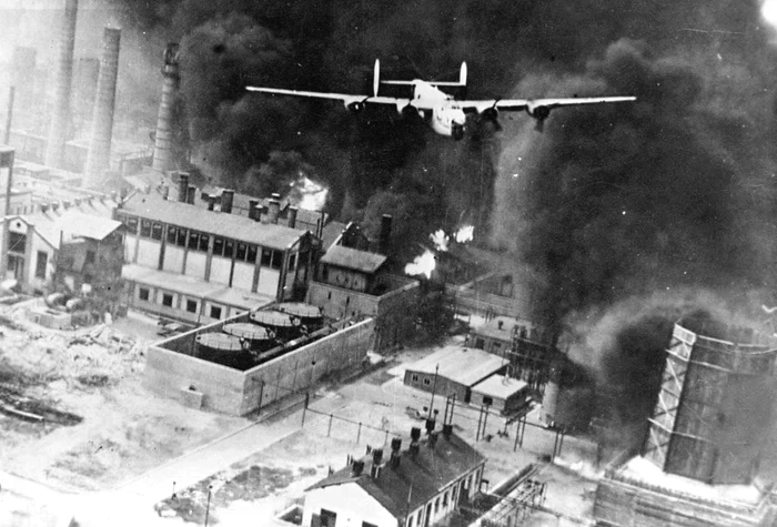 Rafinăria Astra Română lovită de bombele aruncate de un avion B-24 Liberator (© United States Army C
