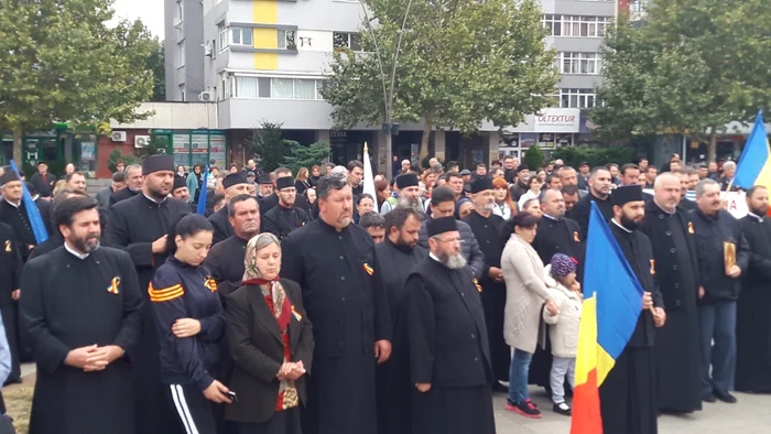 Preoţii participanţi la marşul din Slatina FOTO Alina Mitran