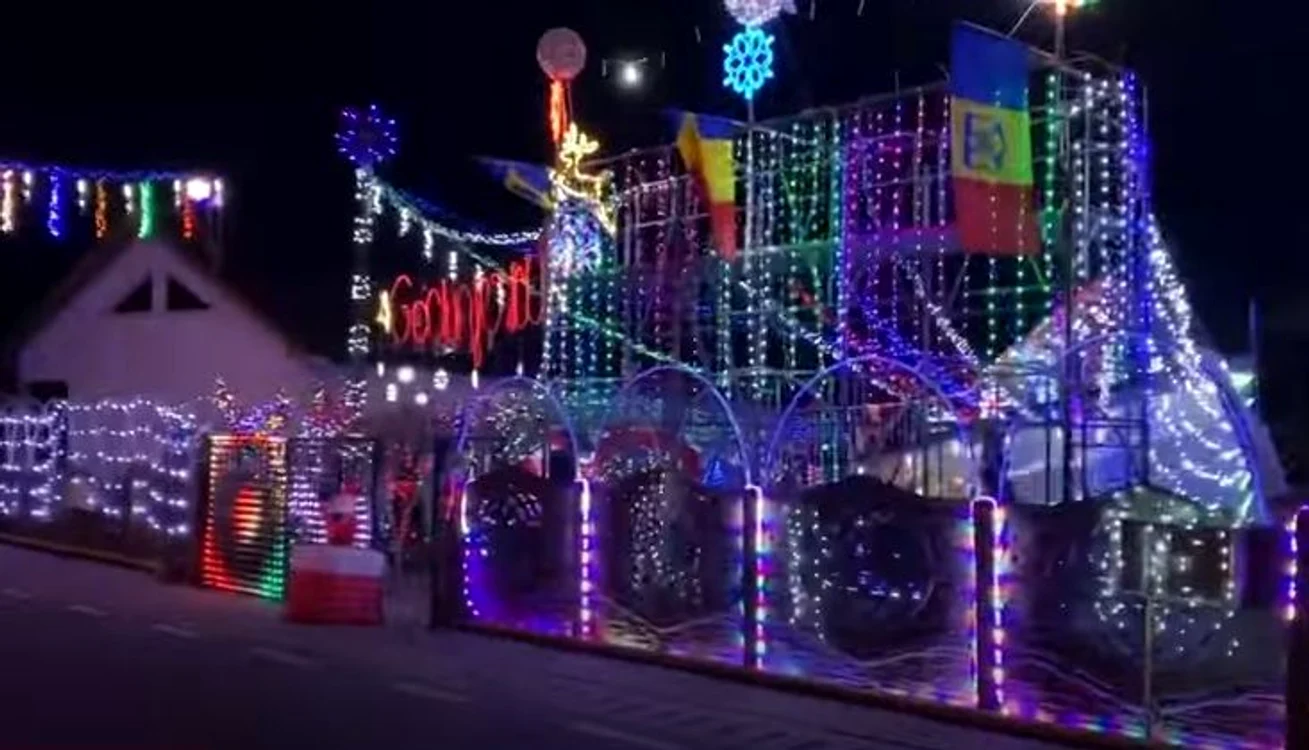 Casa și curtea sunt împodobite cu mii de luminițe FOTO captură video Youtube