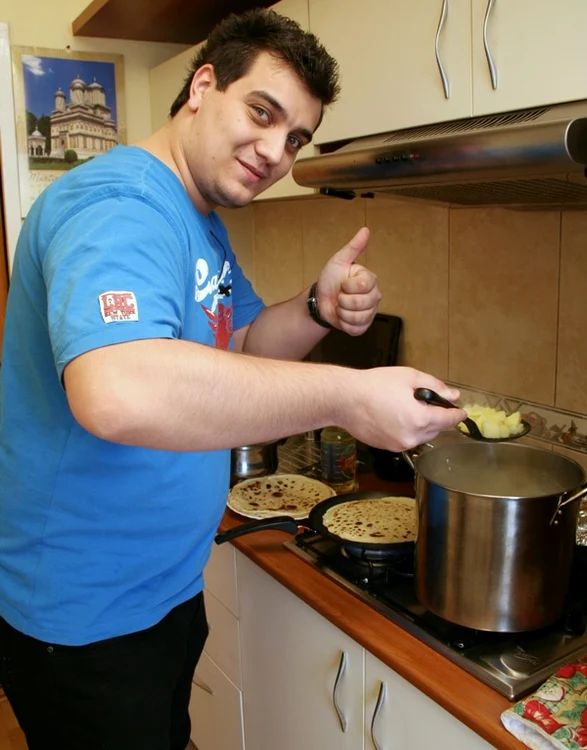 
    Bursucu' şi-a descoperit plăcerea de a găti la "Cireaşa de pe tort"  