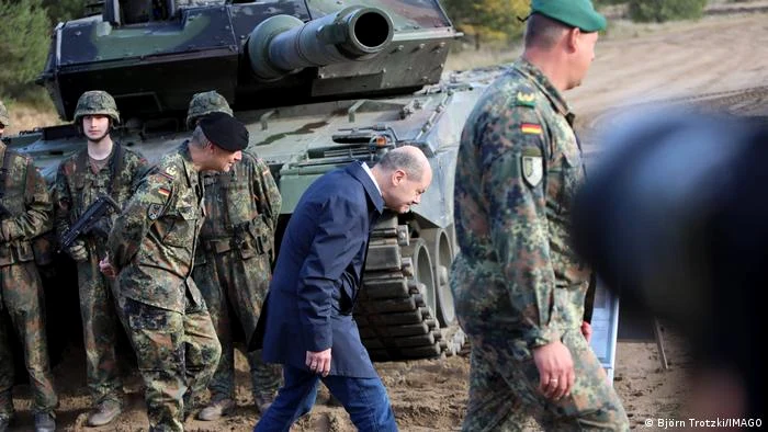 Cancelarul german Olaf Scholz lângă un tanc Leopard 2 A6 în octombrie anul trecut