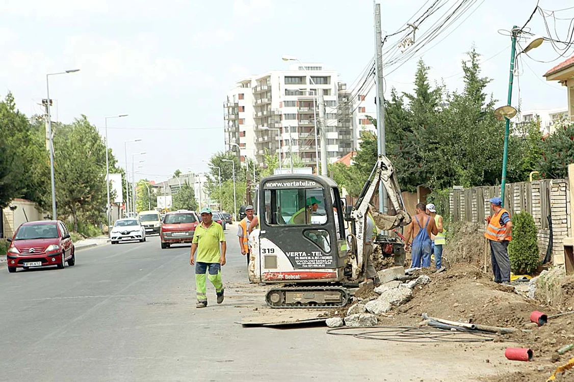 Pe Şoseaua Pipera zeci de muncitori sapă şanţuri, în ciuda celor 33 de grade