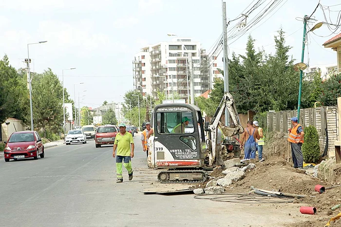 Pe Şoseaua Pipera zeci de muncitori sapă şanţuri, în ciuda celor 33 de grade