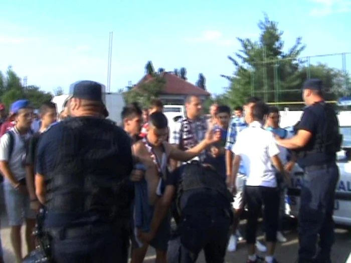 Jandarmii au întocmit bărbatului în cauză actele de constatare, acestea fiind susceptibil de săvârşirea infracţiunii de port fără drept a boxului