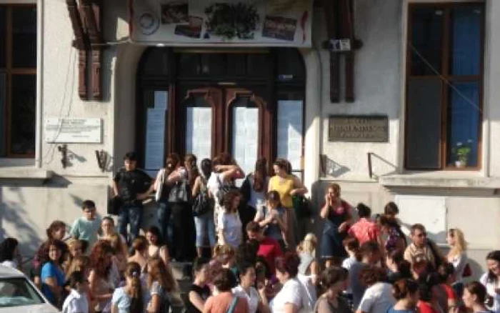 Constanţa: Cinci profesori au fost prinşi copiind la titularizare