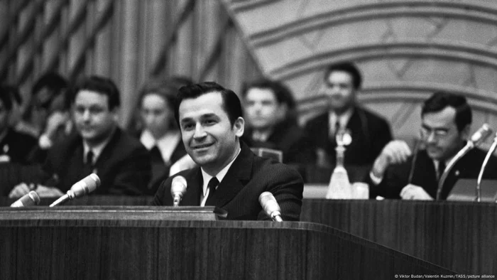 Ion Iliescu în mai 1970 în URSS, ținând un discurs la Palatul Congreselor de la Kremlin