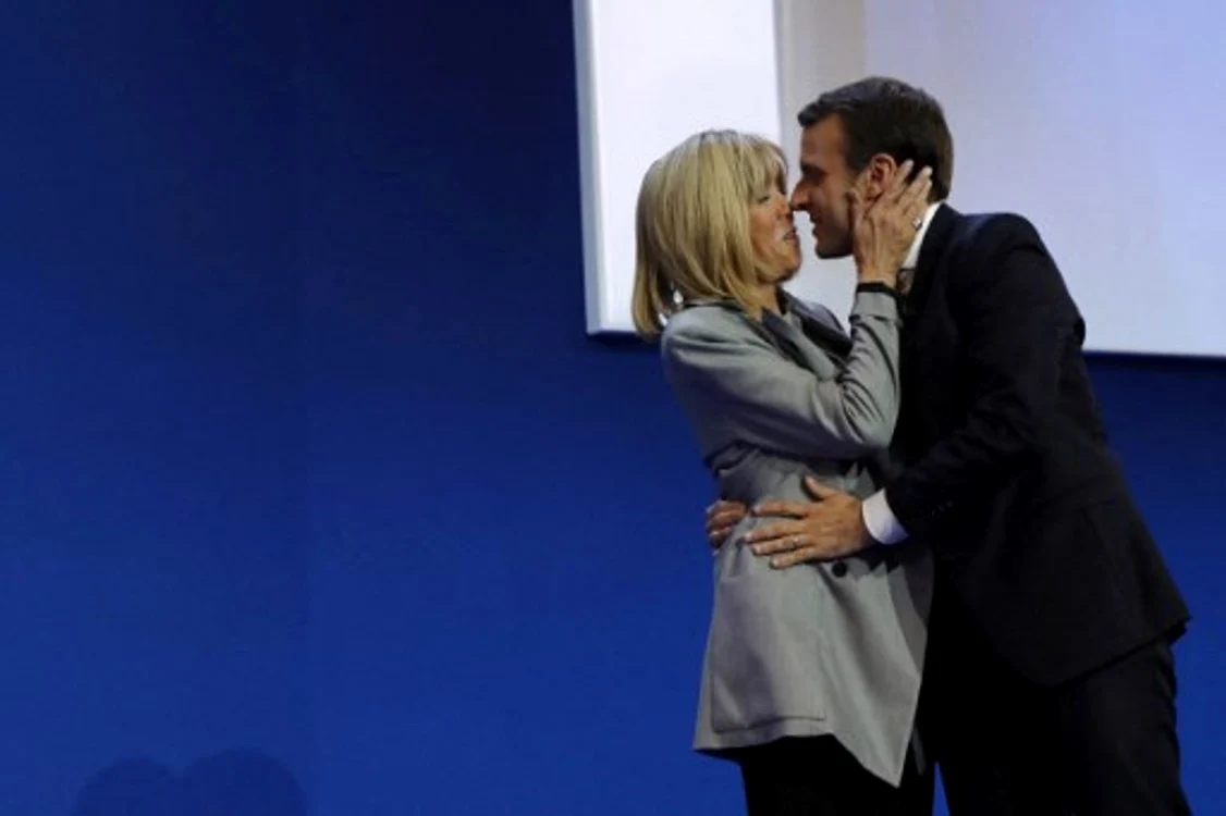 Emmanuel şi Brigitte Macron sunt, poate, cel mai soldi cuplu prezidenţial foto: AFP