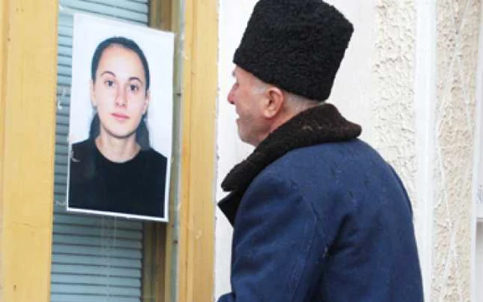 Bunicul Ilenei a plâns ore în şir lângă fotografia cu nepoata sa. foto: Virgil Lăpădatu