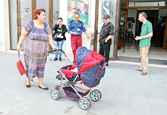 Ioana Tufaru abia se ajunge cu banii de la o lună la alta şi trăieşte în continuare din mila prietenilorFoto: Dorin Constanda