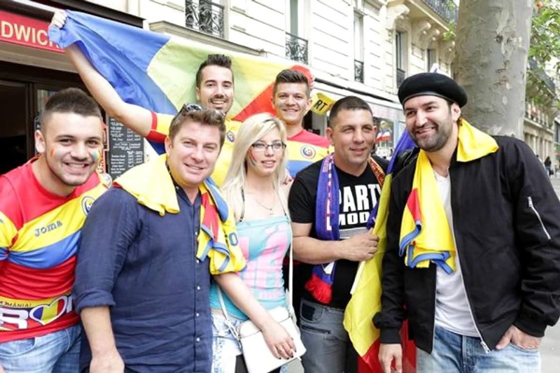 Fanii romani se pozeaza alaturi de Smiley si Pavel Bartos