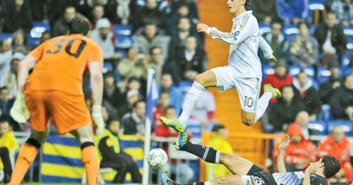 Özil (nr. 10) a punctat şi el o dată în poarta croaţilor de la Dinamo Zagreb