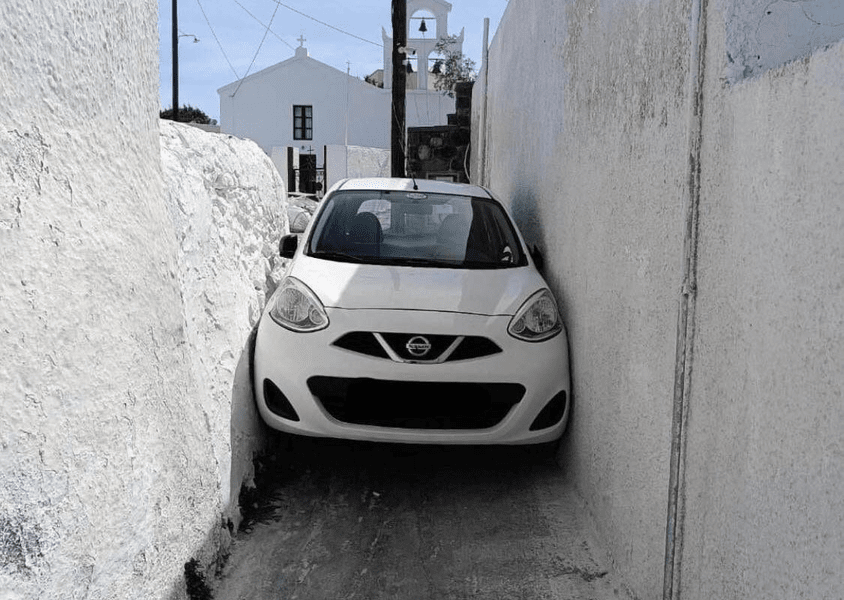 Mașina „monument” din Santorini. Cum a reușit un șofer să rămână blocat între ziduri