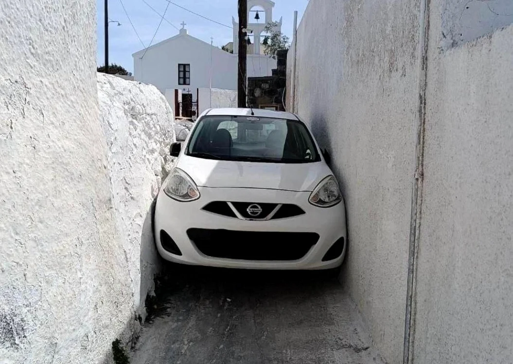 Automobilul rămas „împotmolit” între ziduri, în Santorini FOTO Twitter