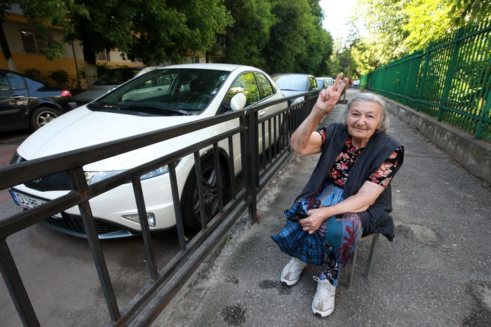 Georgeta Stan ne arată semnul victoriei. Speră ca la închiderea urnelor să câștige ”democrația”Fotografii: Sever Gheorghe