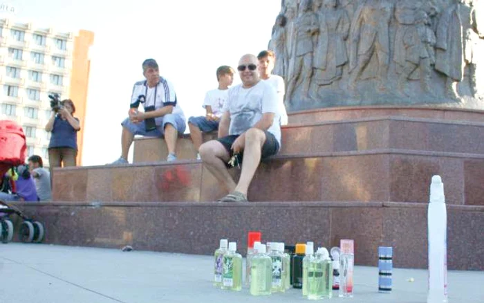 Fiecare focşănean  a venit cu câte  o sticluţă de parfum