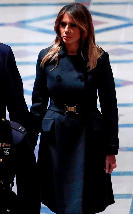 Melania Trump a purtat un palton creat de Proenza Schouler care costă 2.275 $