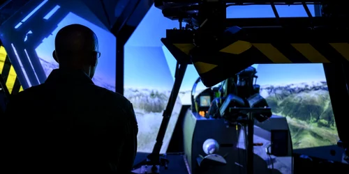 Charles Brown inspectand un simulator de zbor FOTO EPA-EFE